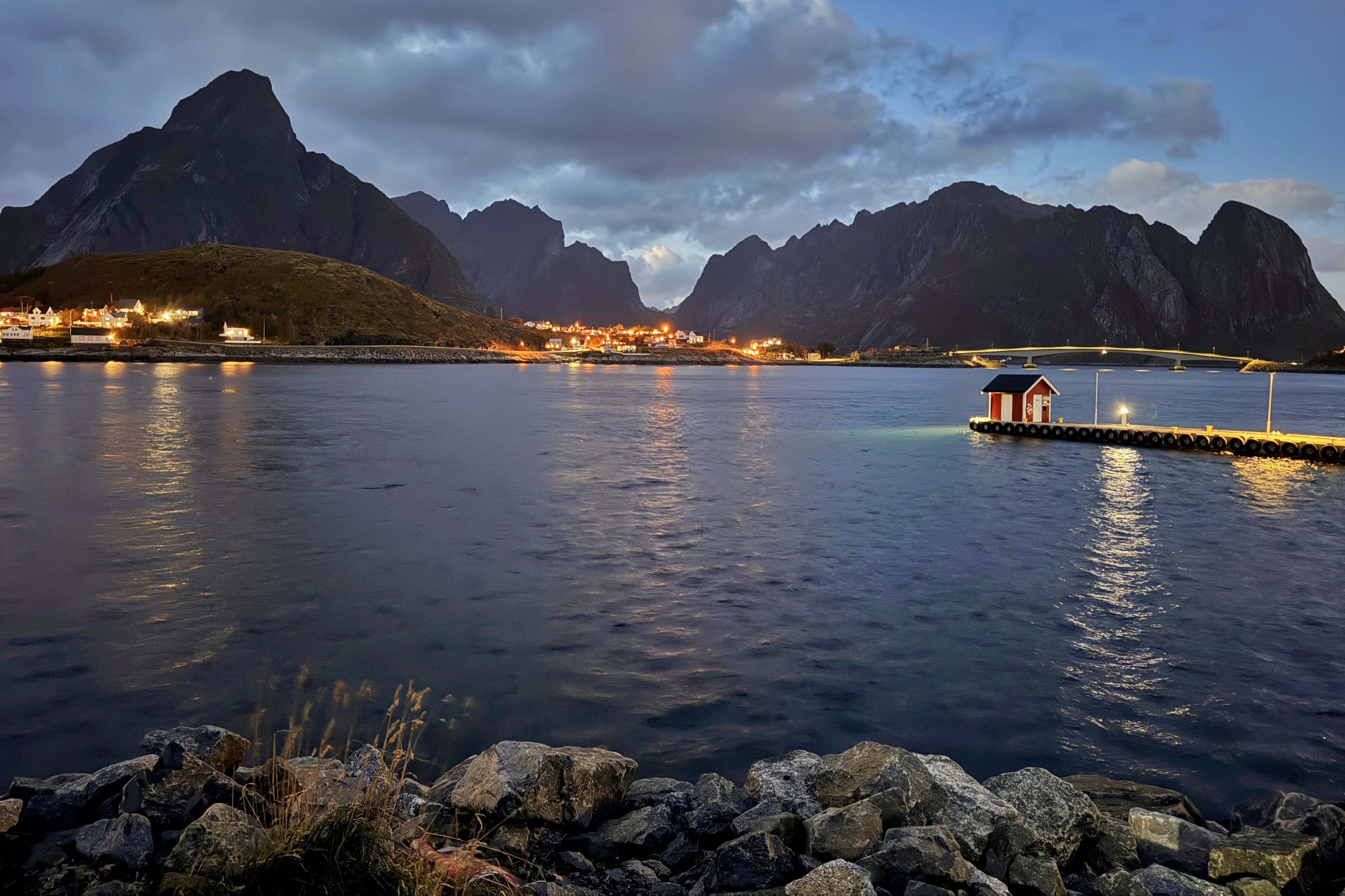 Village de pêcheurs au bord de l'eau aux Lofoten